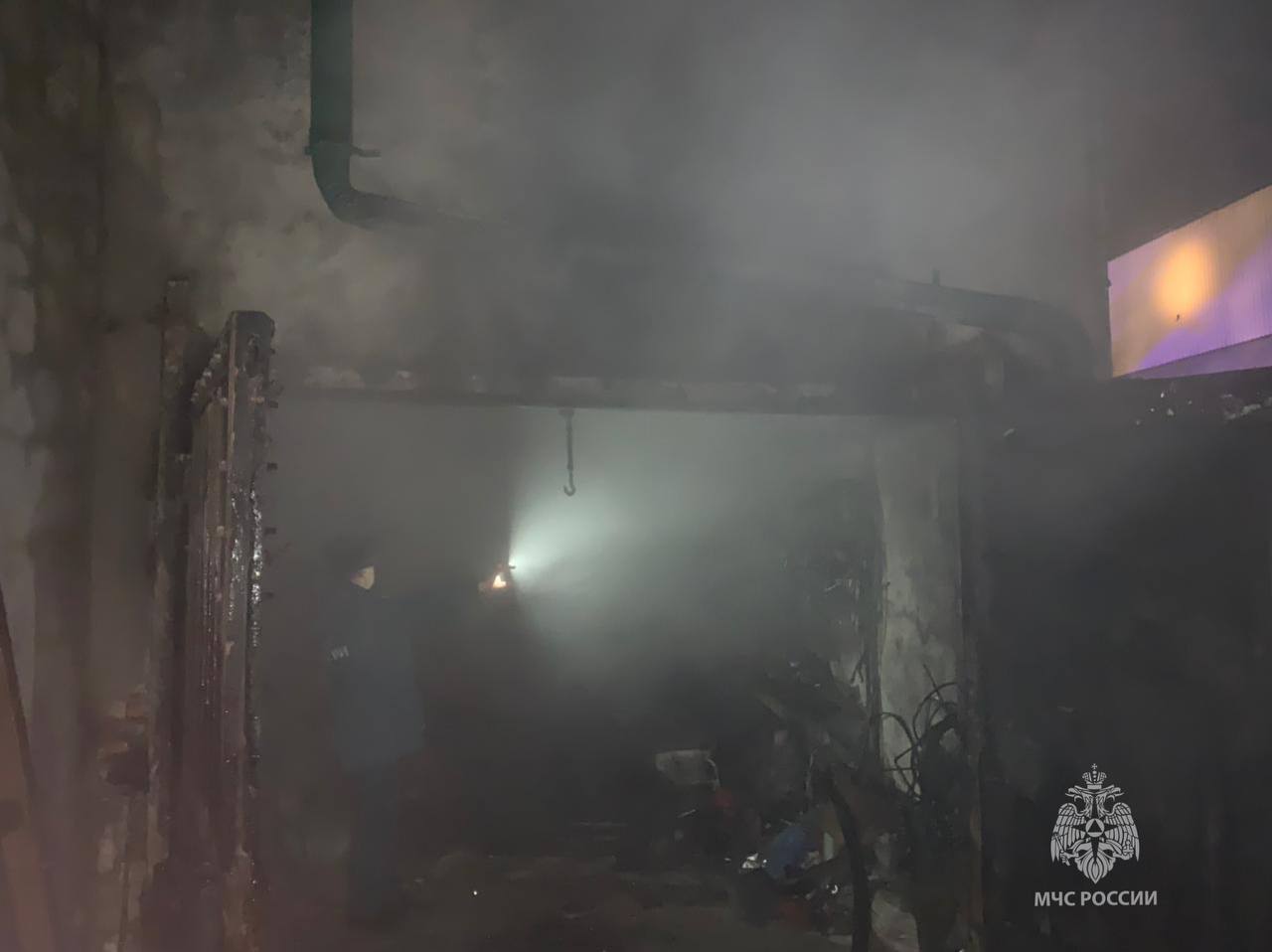 Гараж сгорел в Усолье-Сибирском из-за серого майнинга. Пожарным удалось отстоять здание рядом