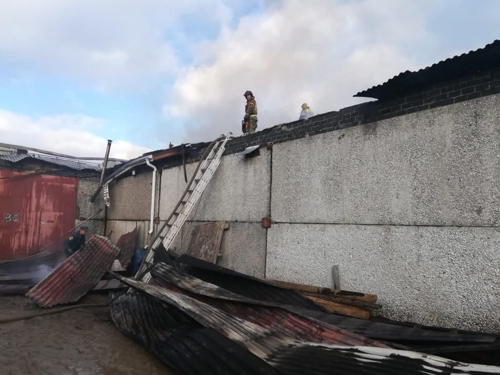 Гаражный бокс на 15 гаражей горел в Усть-Илимске днем 16 октября