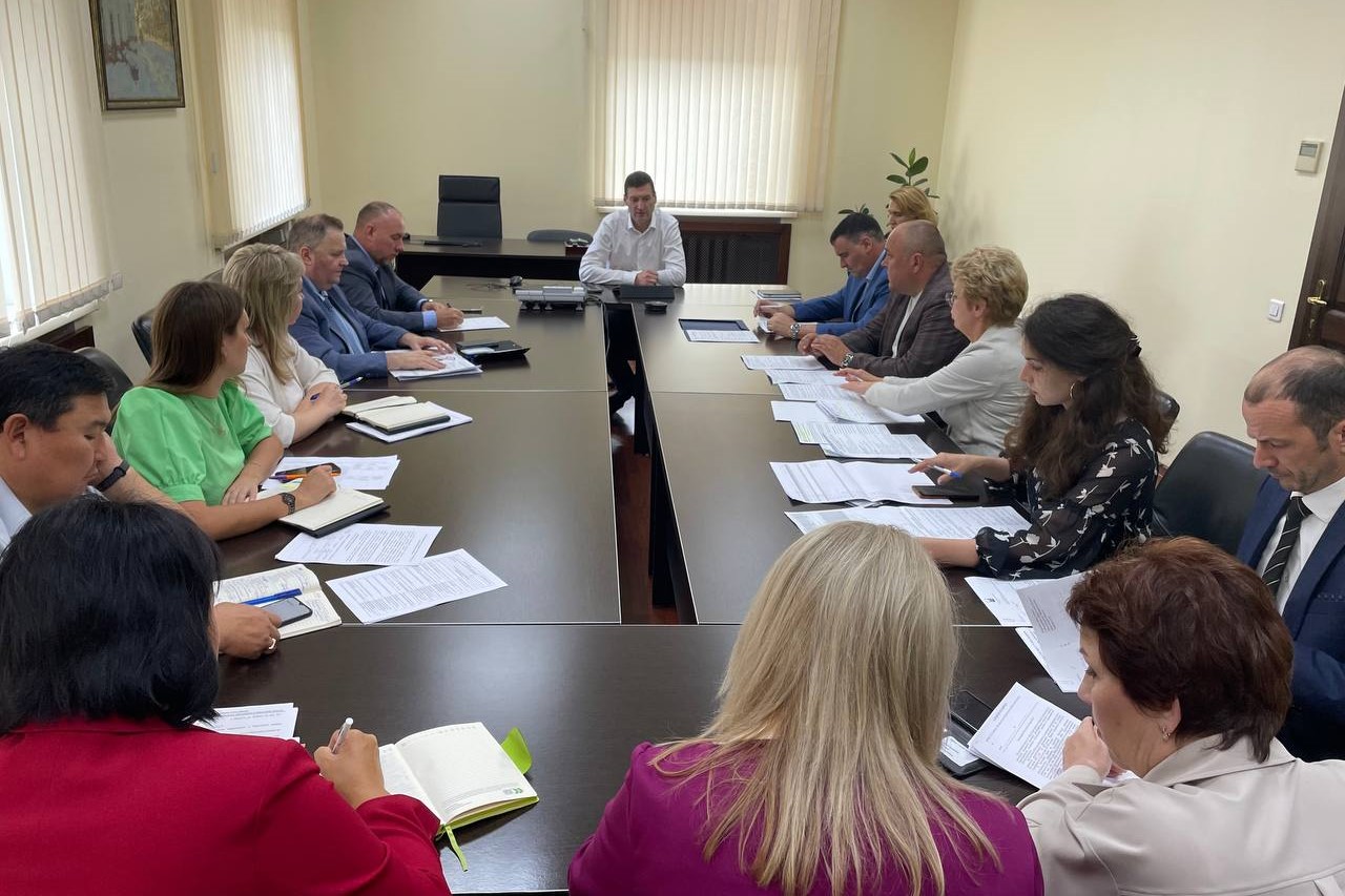 Глава правительства региона поручил в течение месяца разработать план решения проблемы с нехваткой мест в садиках и школах Иркутского района