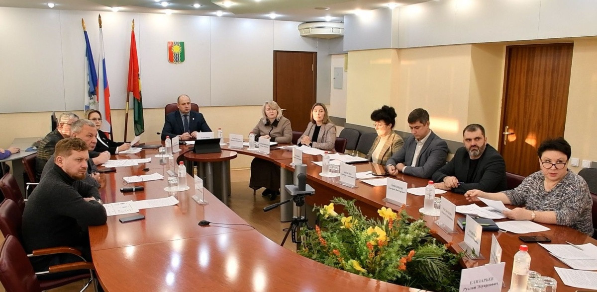 Совещание людей за круглым столом в офисе.