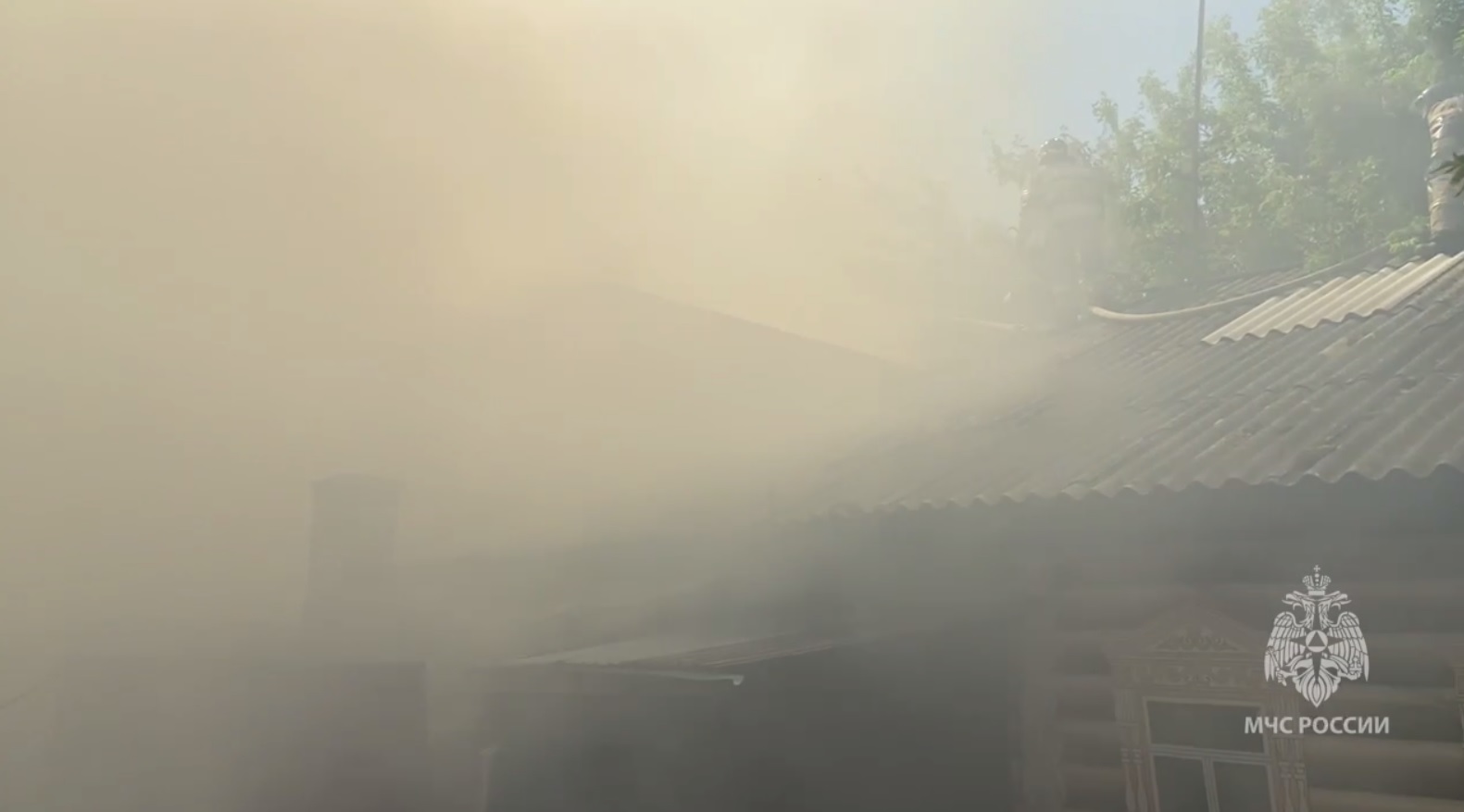 Гостевой дом горит в центре Иркутска