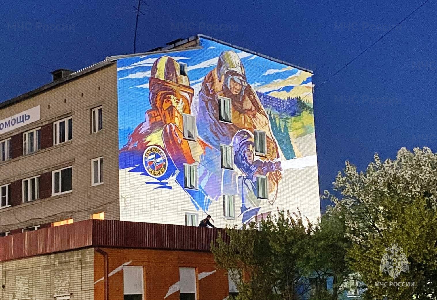 Граффити с изображением огнеборцев украсило здание пожарно-спасательной части в Саянске
