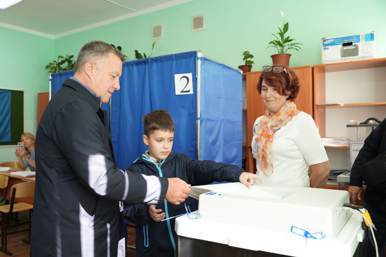 Губернатор Игорь Кобзев проголосовал на выборах депутатов ЗС Иркутской области
