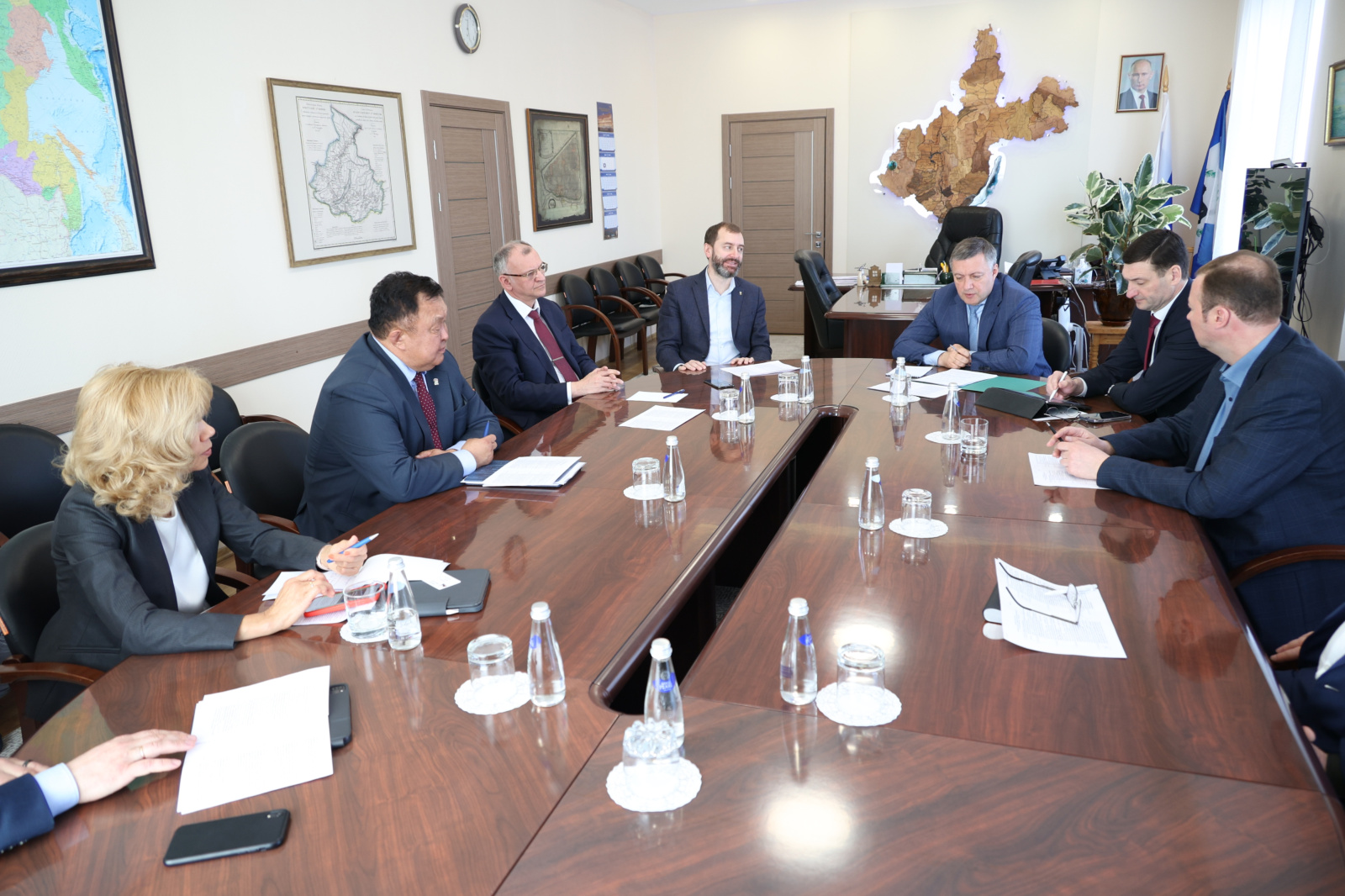 Губернатор Иркутской области провел встречу с руководством ЗС перед 66-й сессией