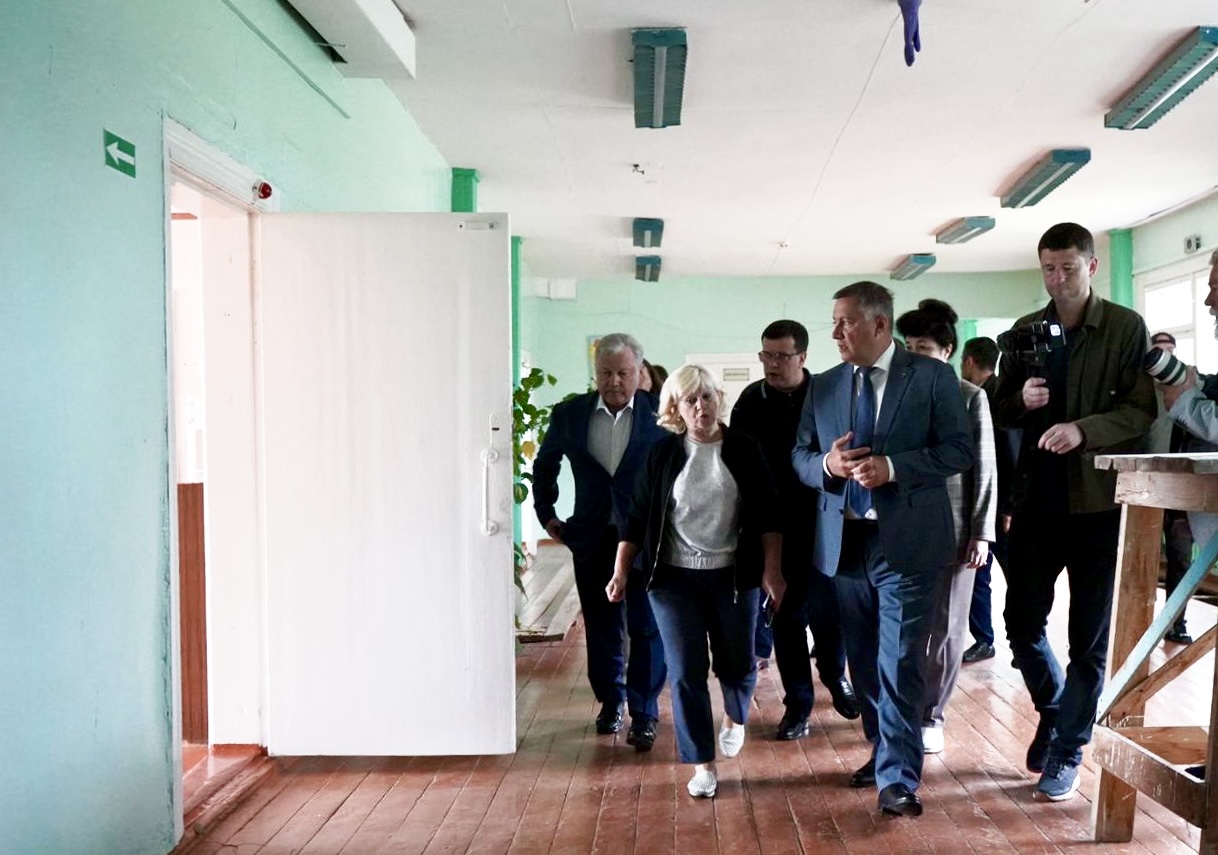 Губернатор посетил в Братске школу после обращений жителей о том, что ее могут закрыть