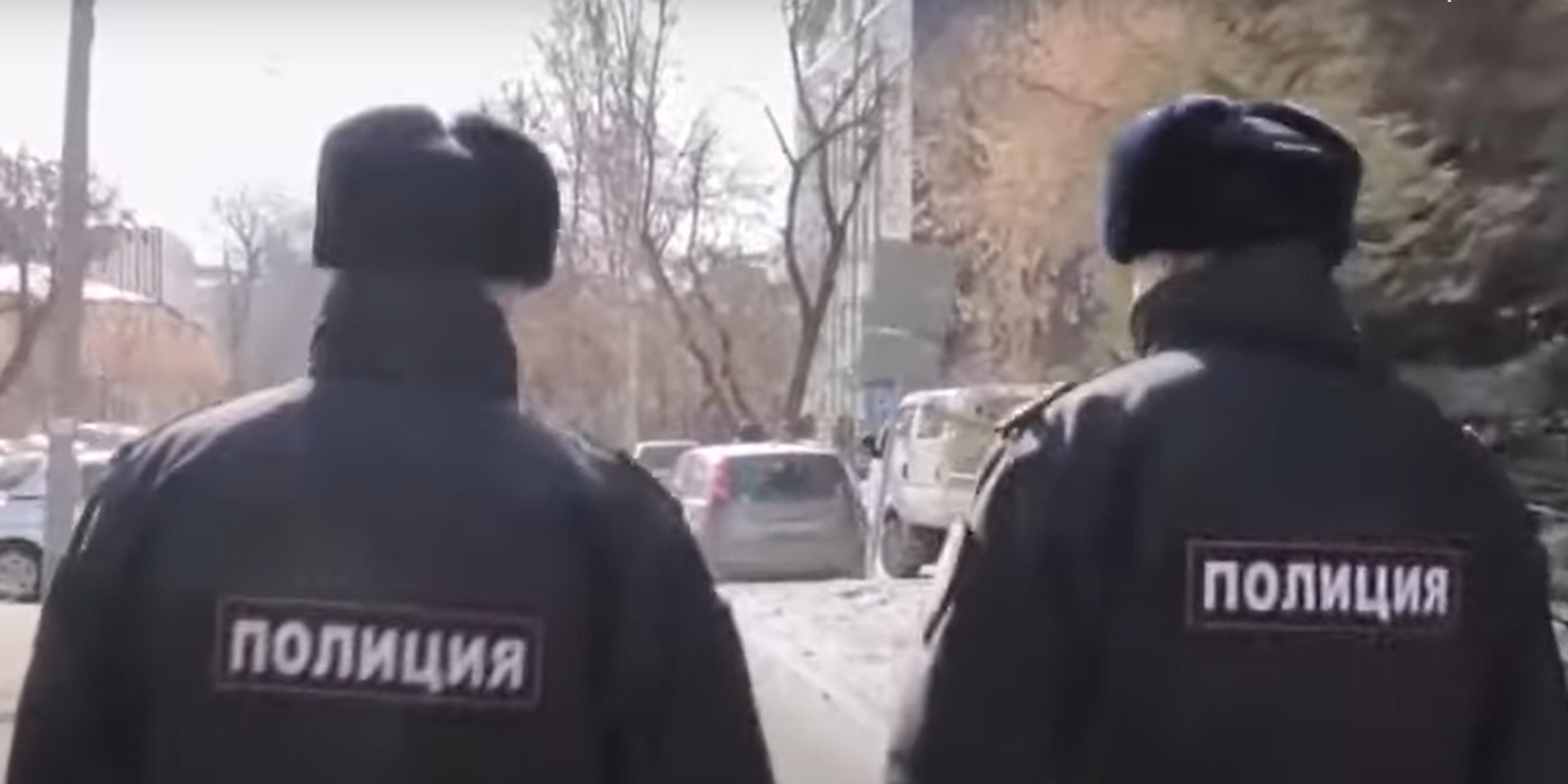 Гуляющего с ножами нетрезвого мужчину задержали в Иркутске