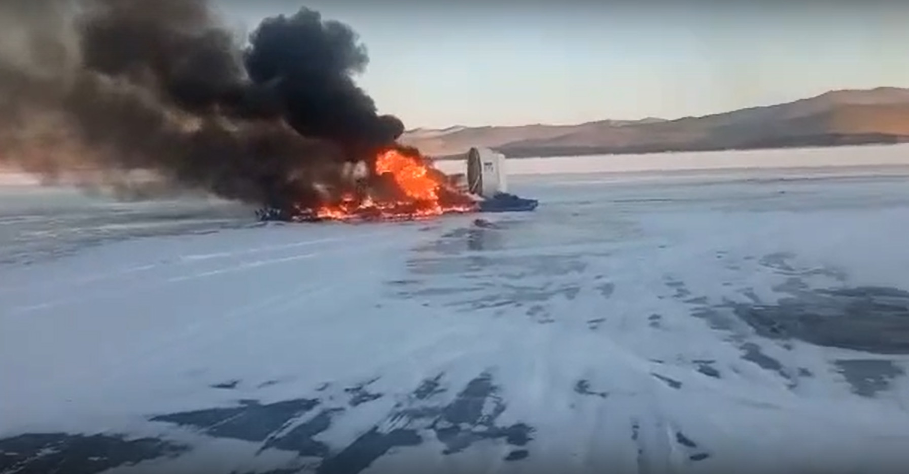 Хивус и внедорожник столкнулись на льду Байкала