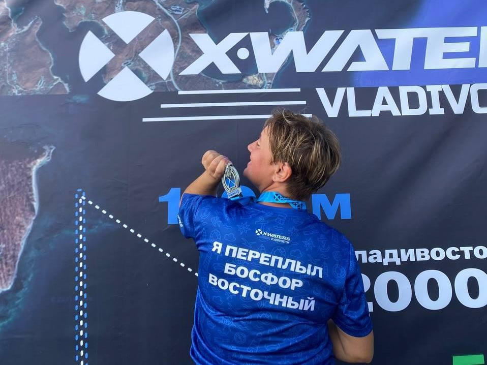 Участник соревнования X-Waters Владивосток с медалью.