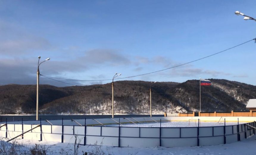 Хоккейный корт в поселке Никола Иркутского района готовят к открытию