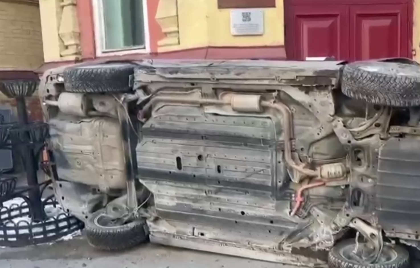 Honda Snesla Ograzhdenie I Perevernulas Posle Stolknoveniya S Mitsubisi Na Zhelyabova V Irkutske