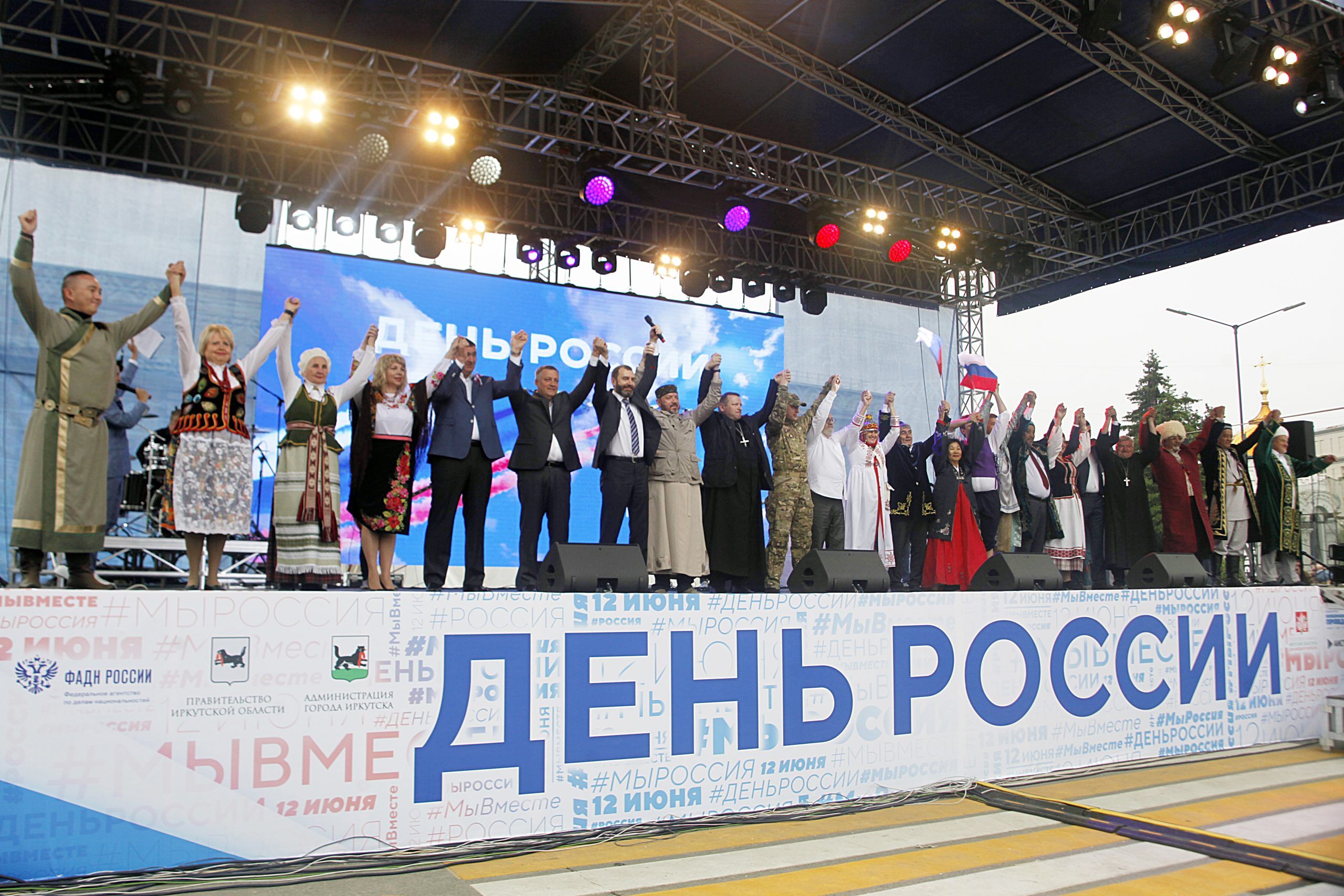 Хор Турецкого и Сопрано выступили в Иркутске в День России. Фоторепортаж
