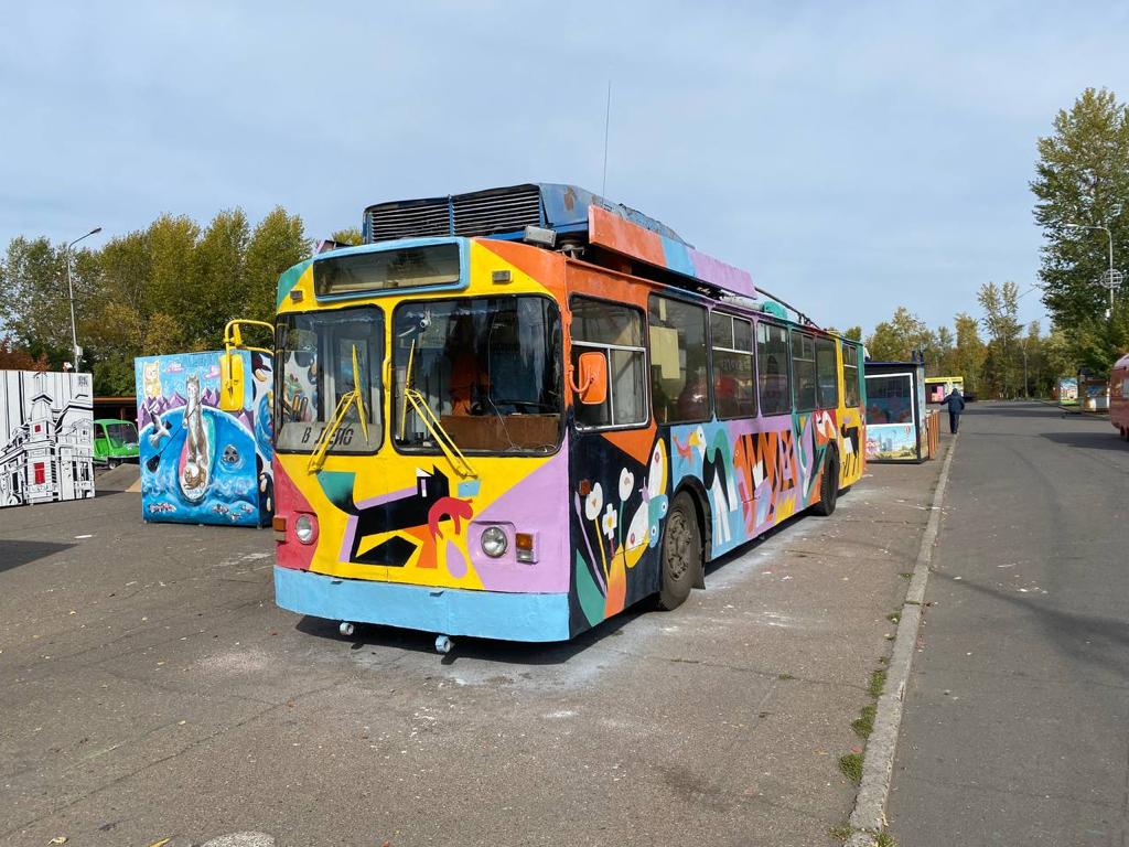 Художница из Санкт-Петербурга разрисовала иркутский троллейбус