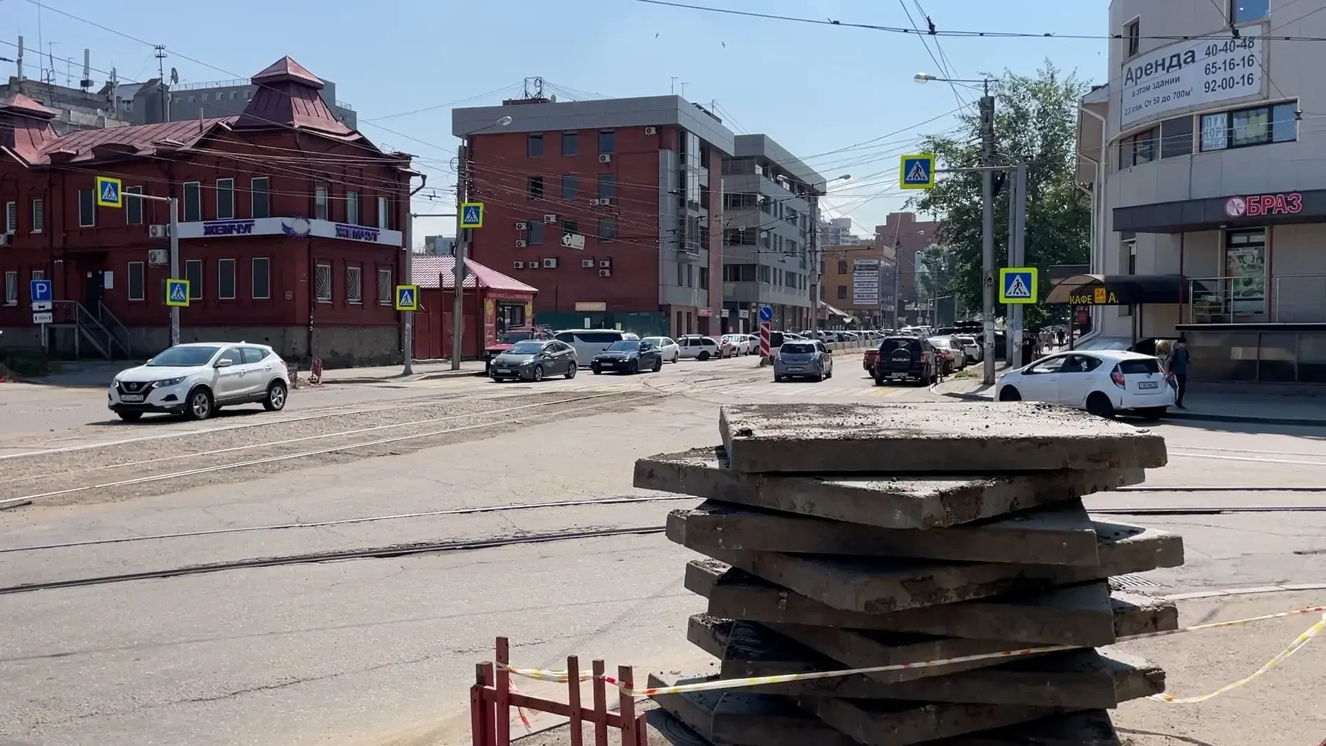 В Иркутске на перекрёстке Перовской и Партизанской меняют трамвайные шпалы и рельсы