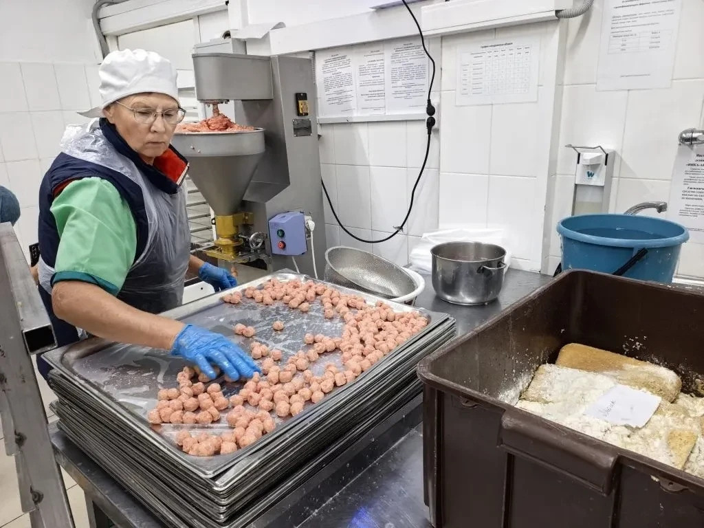 60 тысяч котлет в день: из чего комбинат питания Иркутска делает детские полуфабрикаты