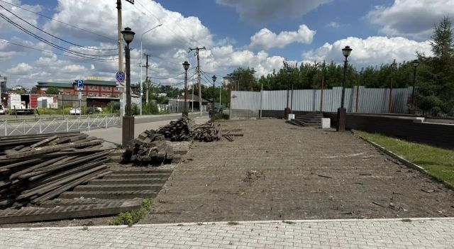Деревянный настил меняют на плитку на Иерусалимской лестнице в Иркутске
