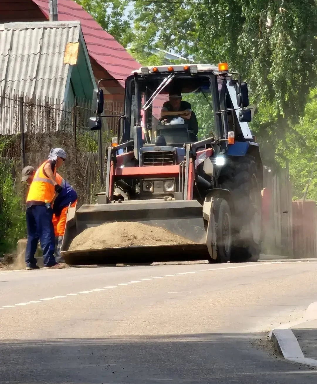 В Иркутске ежедневно убирают дороги, тротуары и ливневки