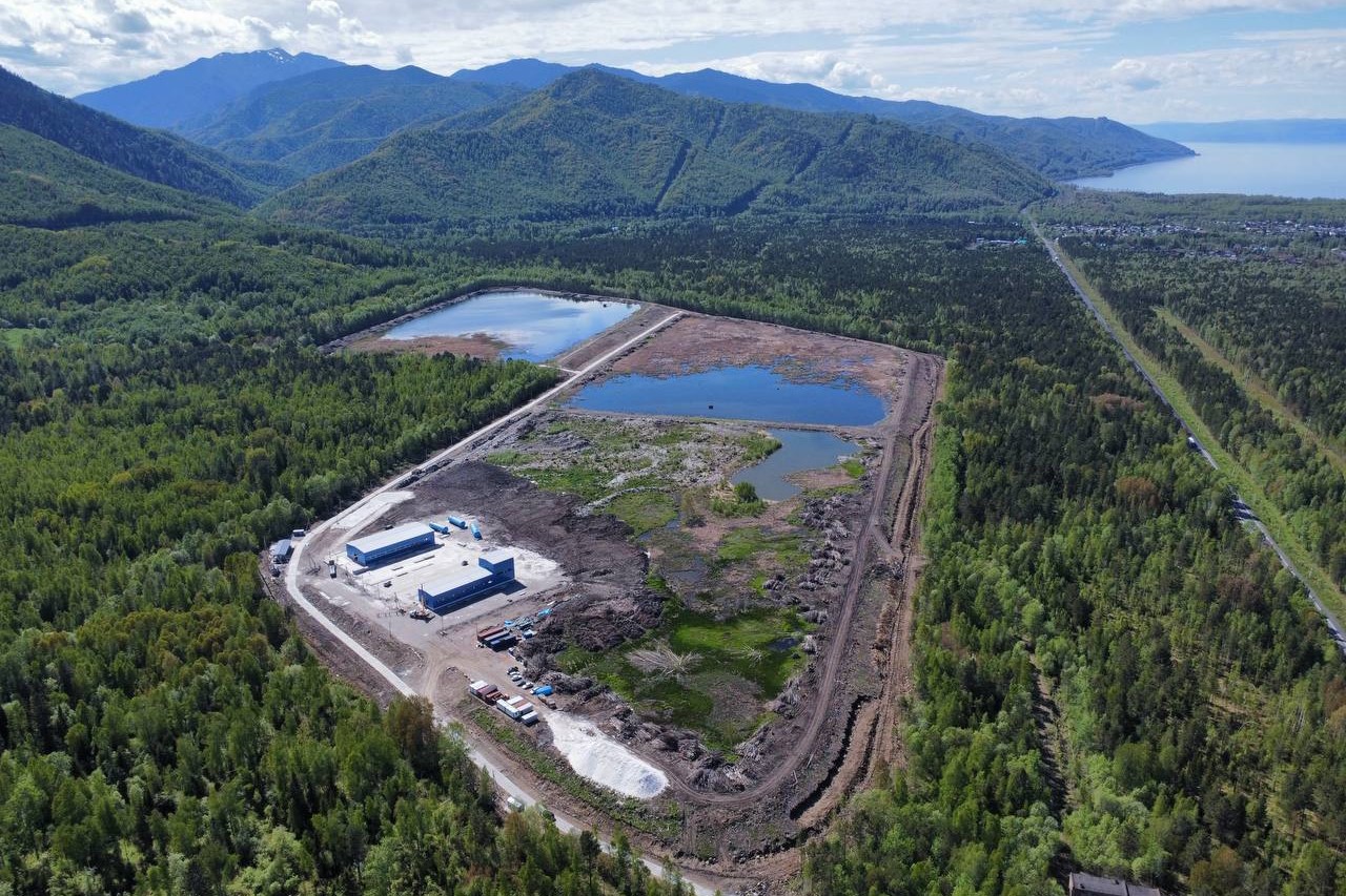 Карьер на фоне гор и леса