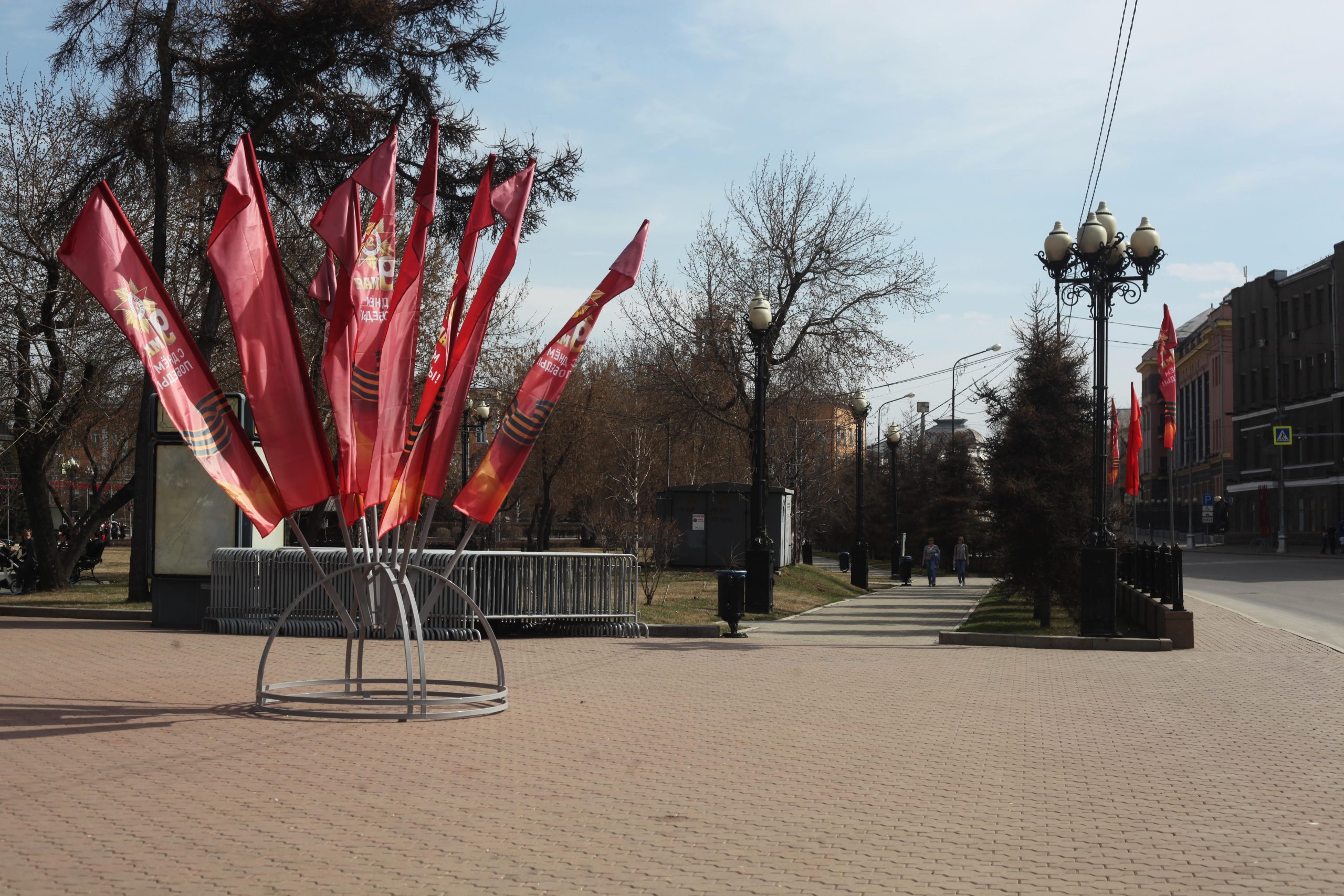 Иркутск украсили к 9 мая, на сквере Кирова уже установили трибуны