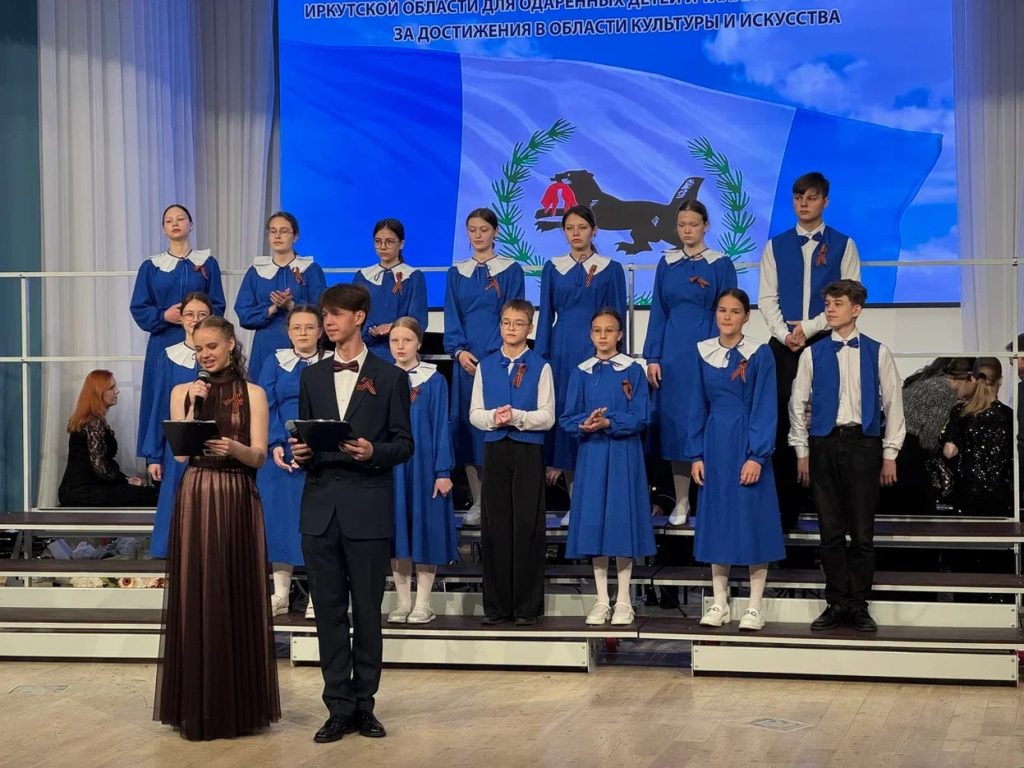 Игорь Кобзев вручил стипендии губернатора одаренным детям