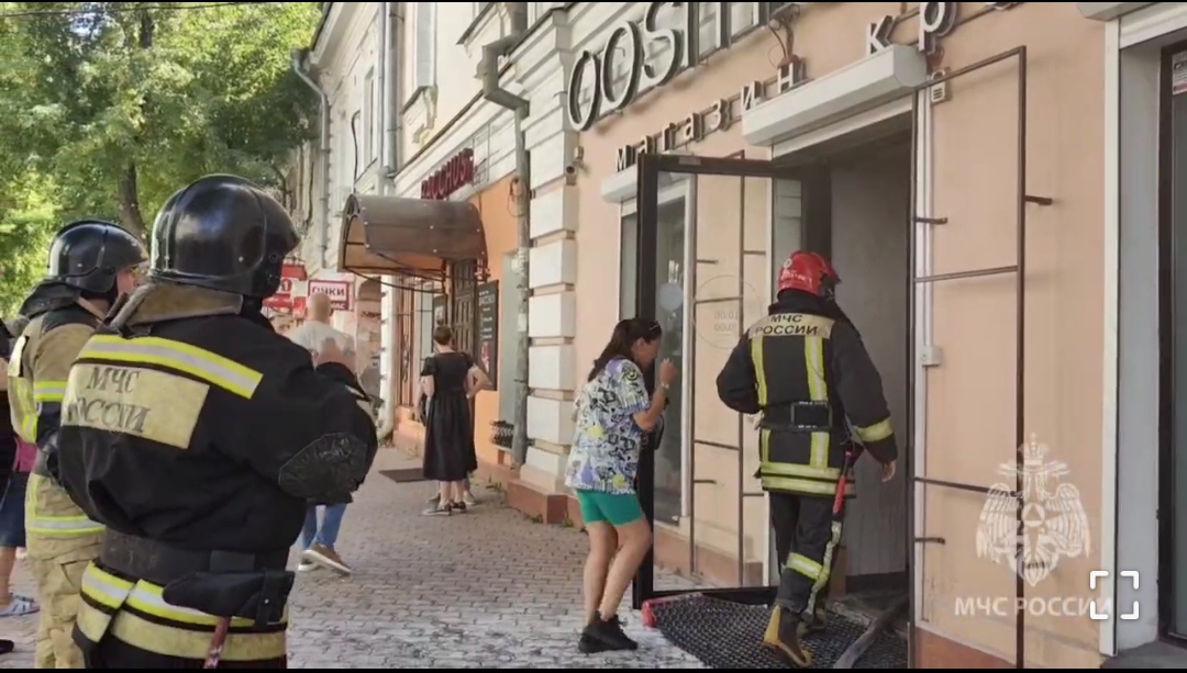 35 человек эвакуировались из магазина косметики в центре Иркутска из-за возгорания