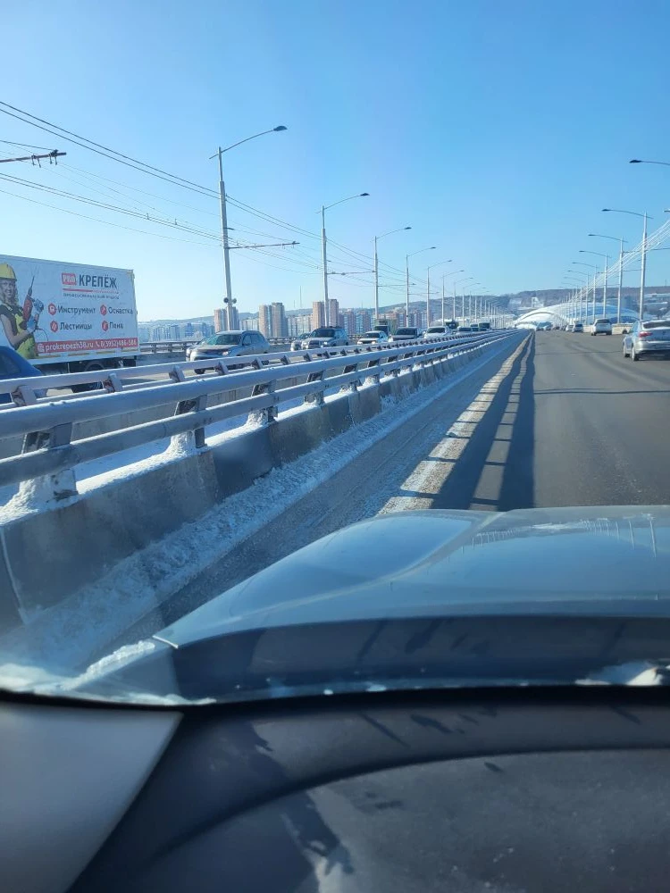 ДТП на Академическом мосту в Иркутске: машины встали в пробке