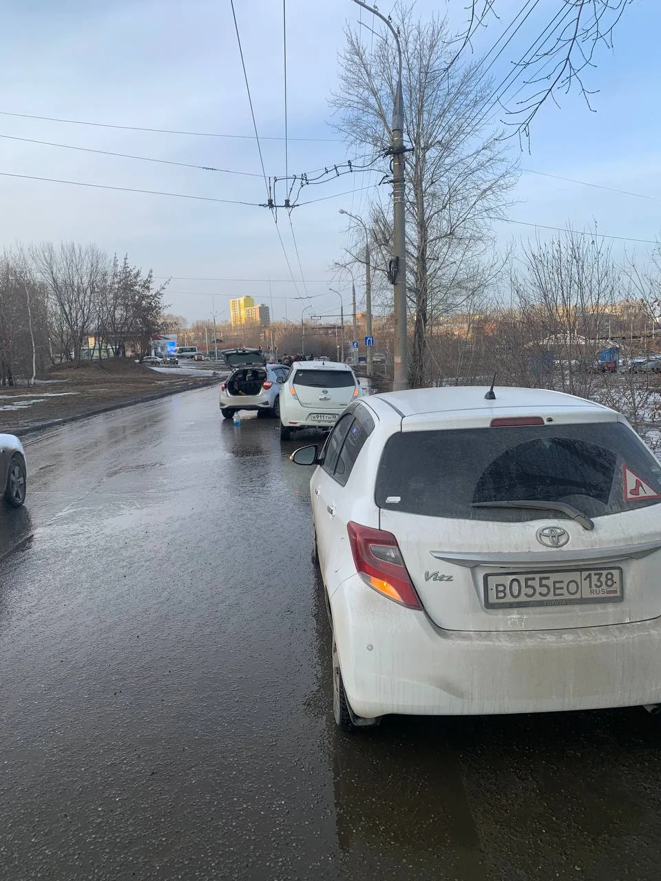 Больше 10 машин попали в яму на Лермонтова