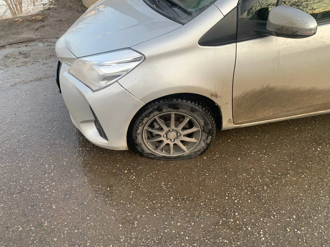 Больше 10 машин попали в яму на Лермонтова