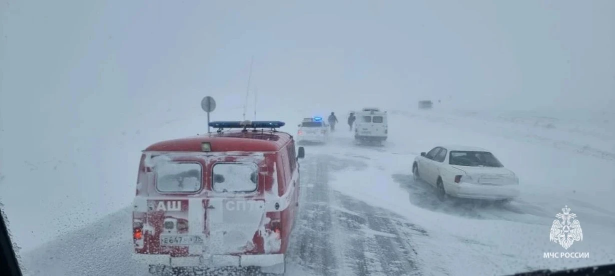 Сотни людей застряли на федеральной трассе в Забайкалье из-за снега