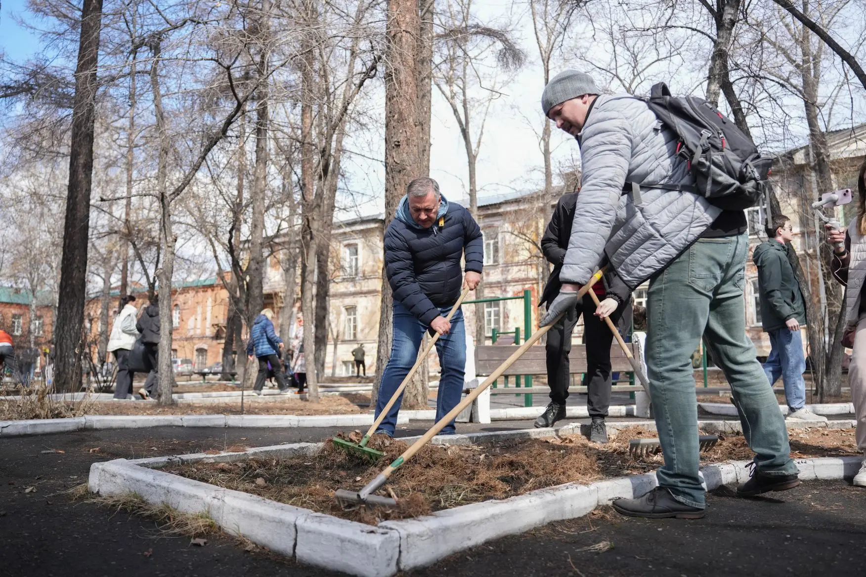 Игорь Кобзев принял участие в субботнике у Иркутского военного госпиталя