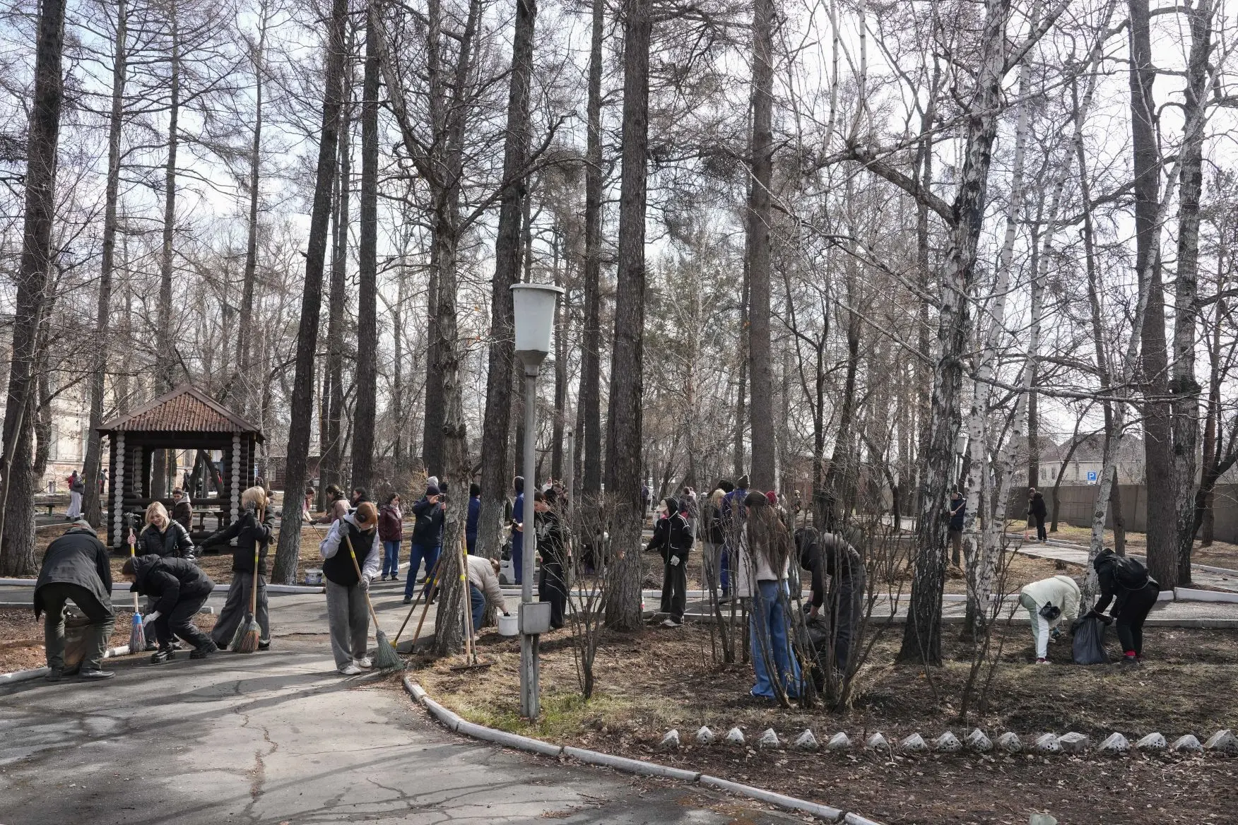 Игорь Кобзев принял участие в субботнике у Иркутского военного госпиталя