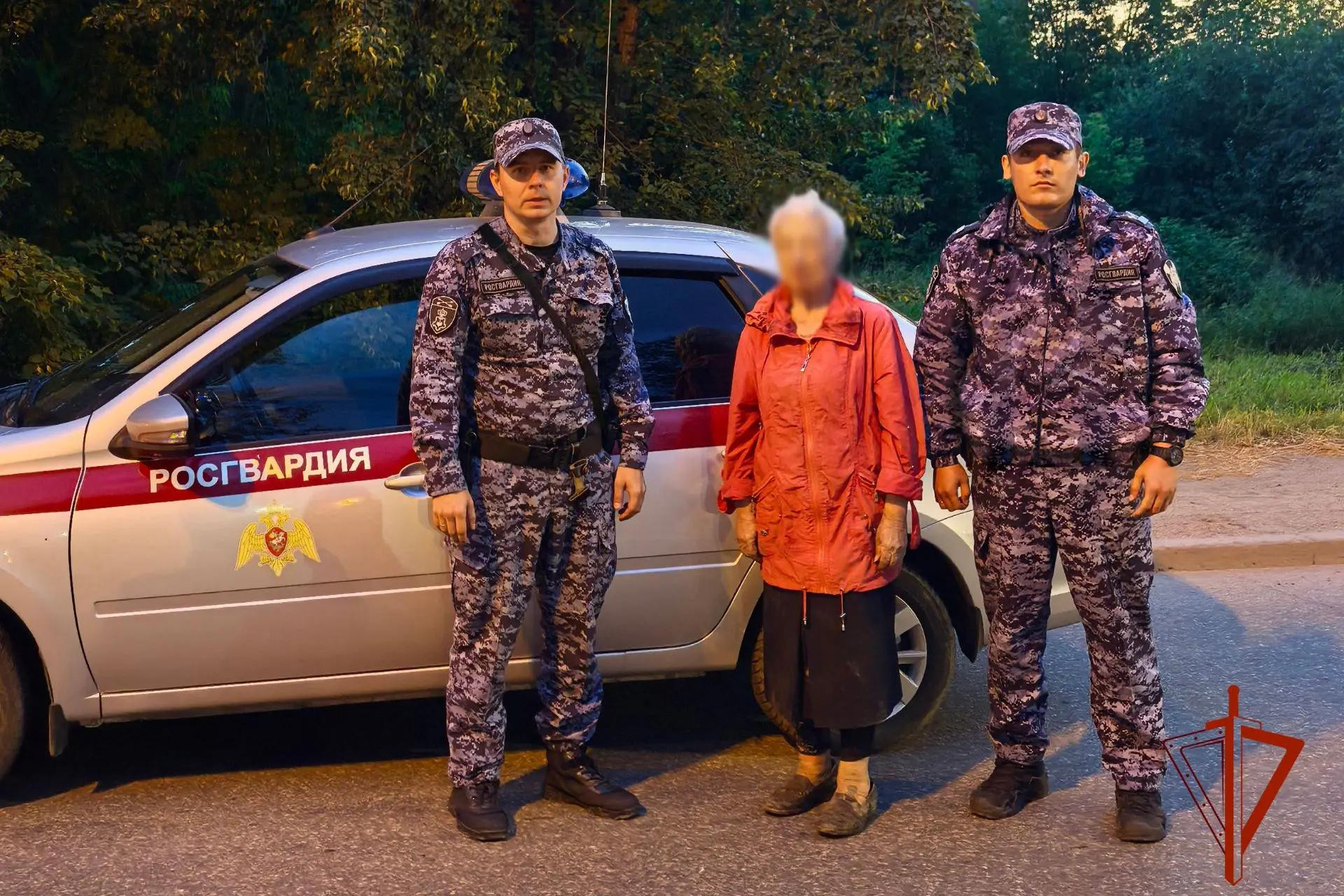 В Иркутске росгвардейцы помогли 85-летней женщине с признаками деменции
