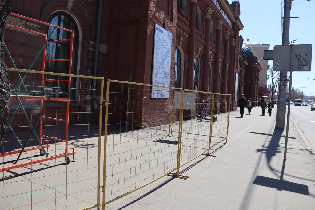 В Иркутске начинают ремонт филармонии. Здание уже огородили
