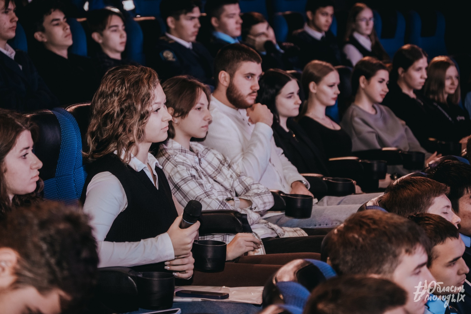 Аудитория внимательных слушателей на лекции