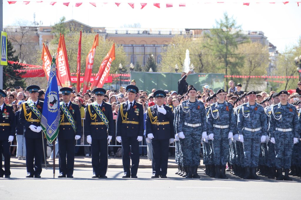 Военная мощь и праздничная атмосфера: фоторепортаж с парада Победы в Иркутске