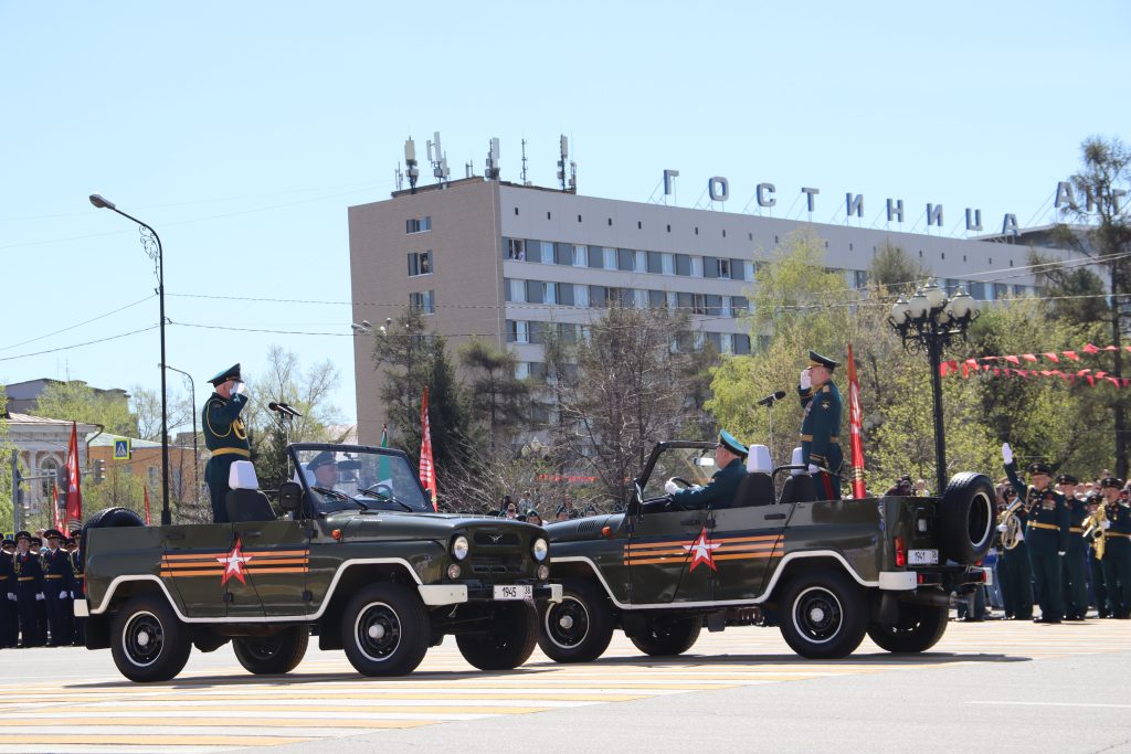 Военная мощь и праздничная атмосфера: фоторепортаж с парада Победы в Иркутске