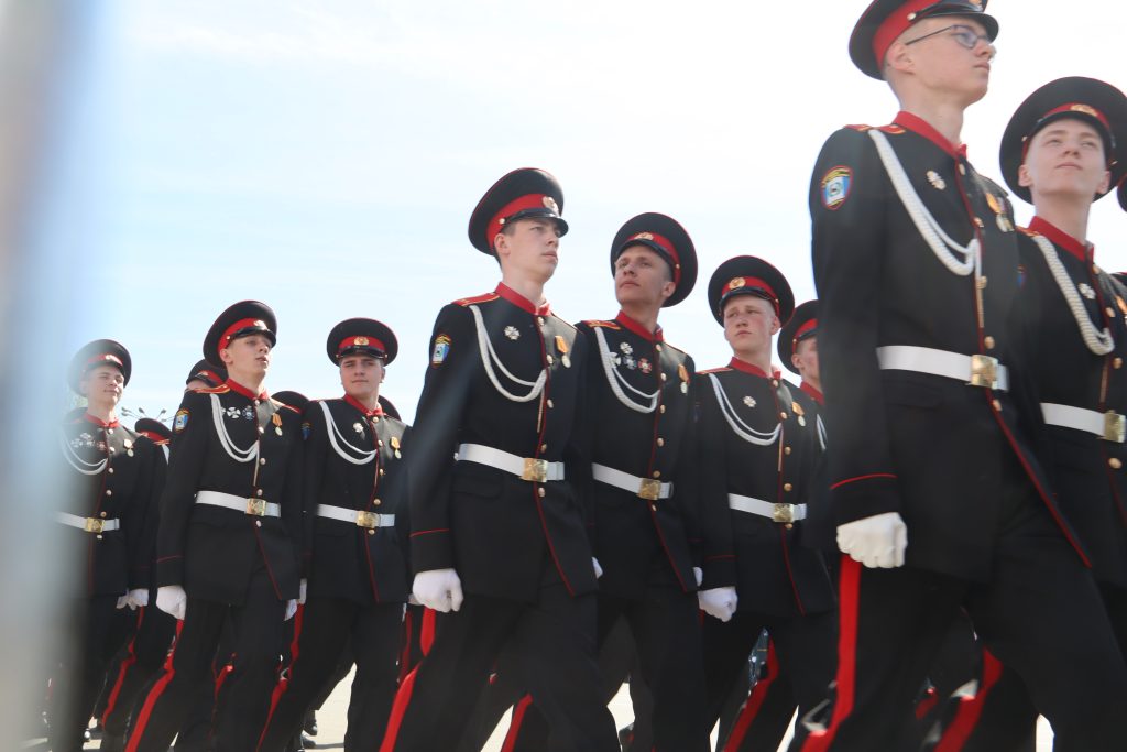 Военная мощь и праздничная атмосфера: фоторепортаж с парада Победы в Иркутске