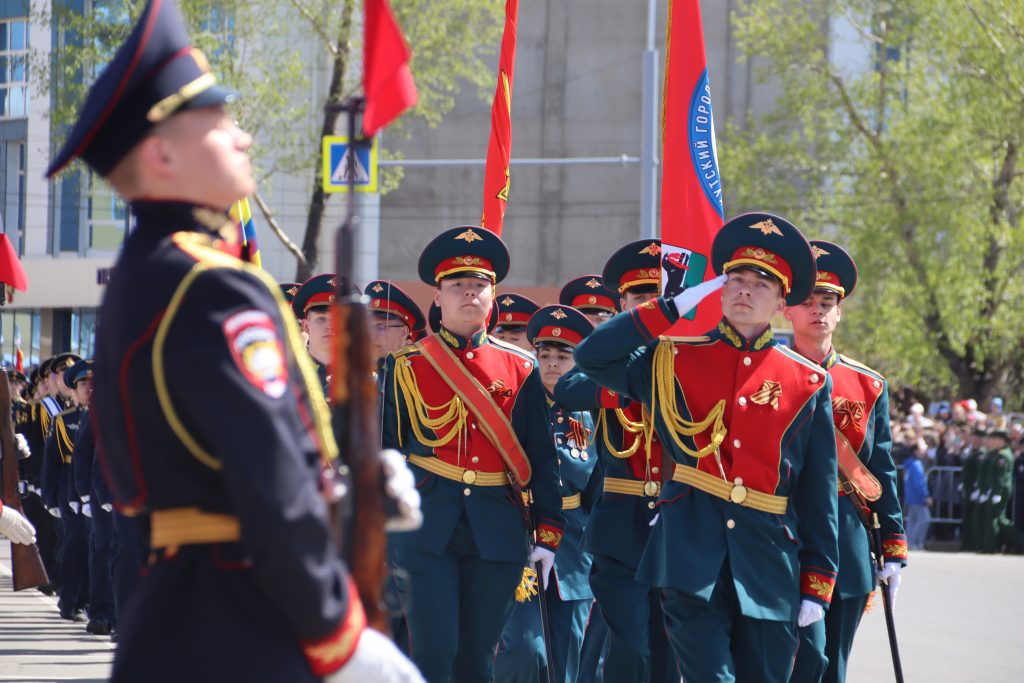 Военная мощь и праздничная атмосфера: фоторепортаж с парада Победы в Иркутске