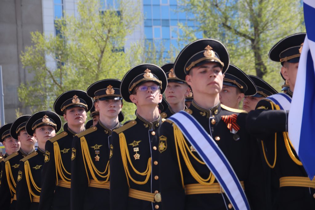 Военная мощь и праздничная атмосфера: фоторепортаж с парада Победы в Иркутске