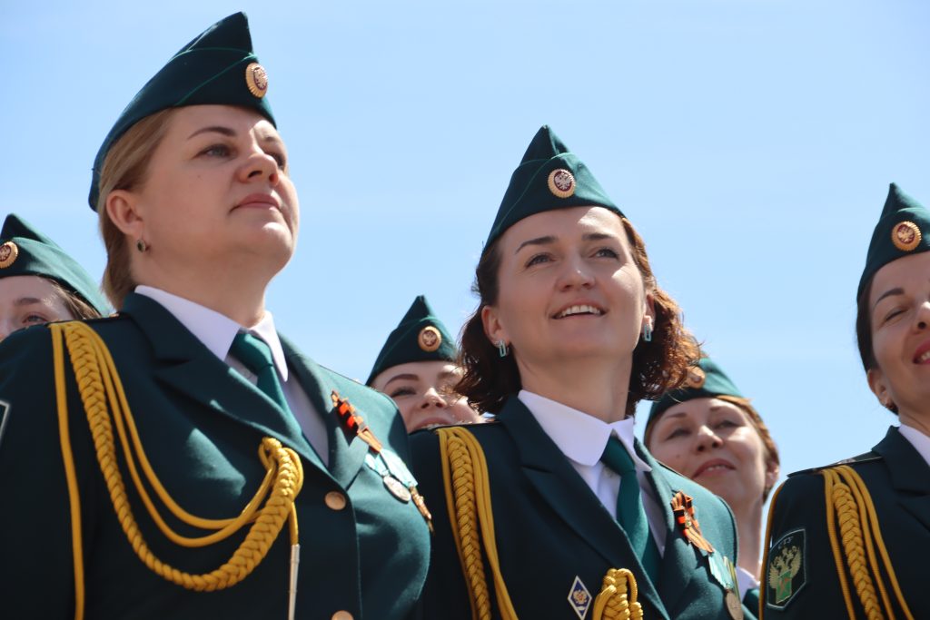 Военная мощь и праздничная атмосфера: фоторепортаж с парада Победы в Иркутске