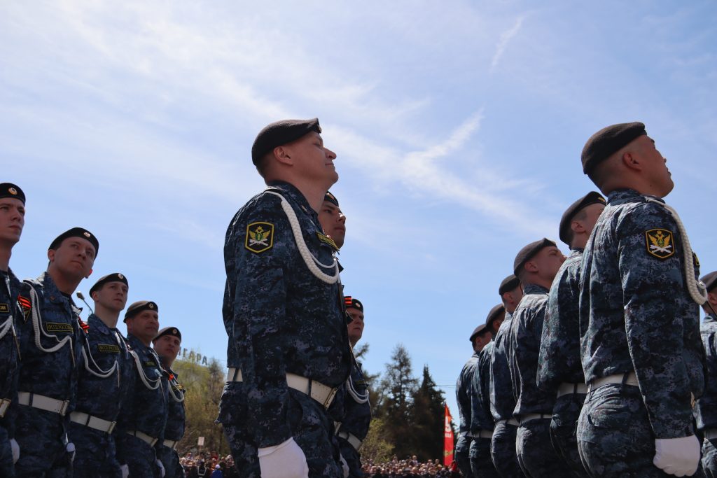 Военная мощь и праздничная атмосфера: фоторепортаж с парада Победы в Иркутске