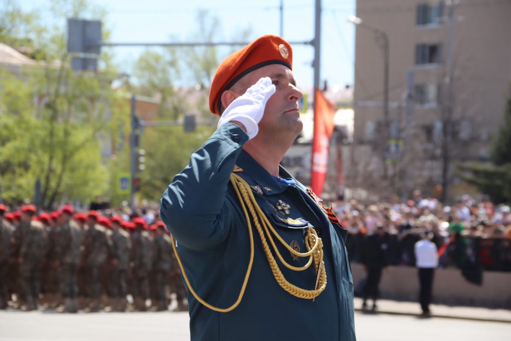 Военная мощь и праздничная атмосфера: фоторепортаж с парада Победы в Иркутске