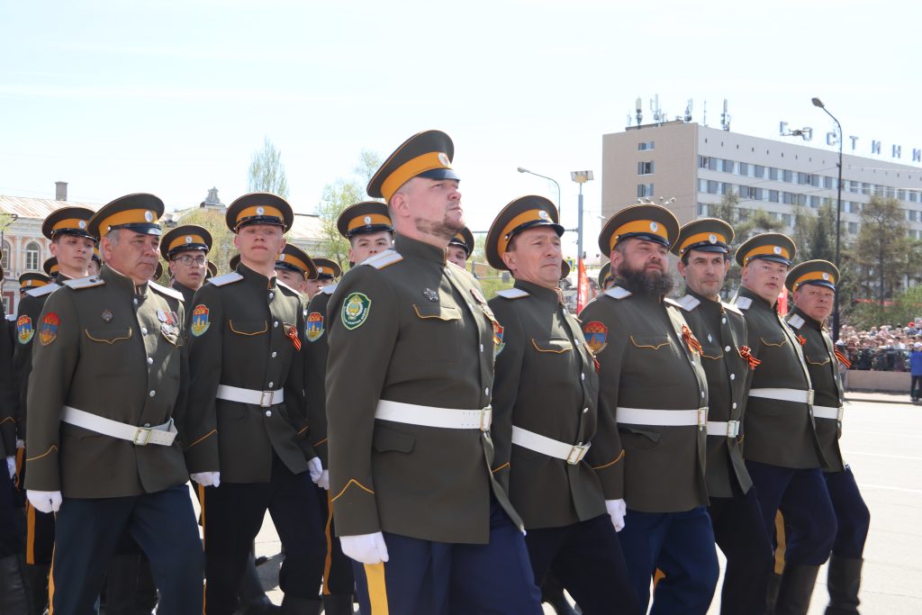 Военная мощь и праздничная атмосфера: фоторепортаж с парада Победы в Иркутске