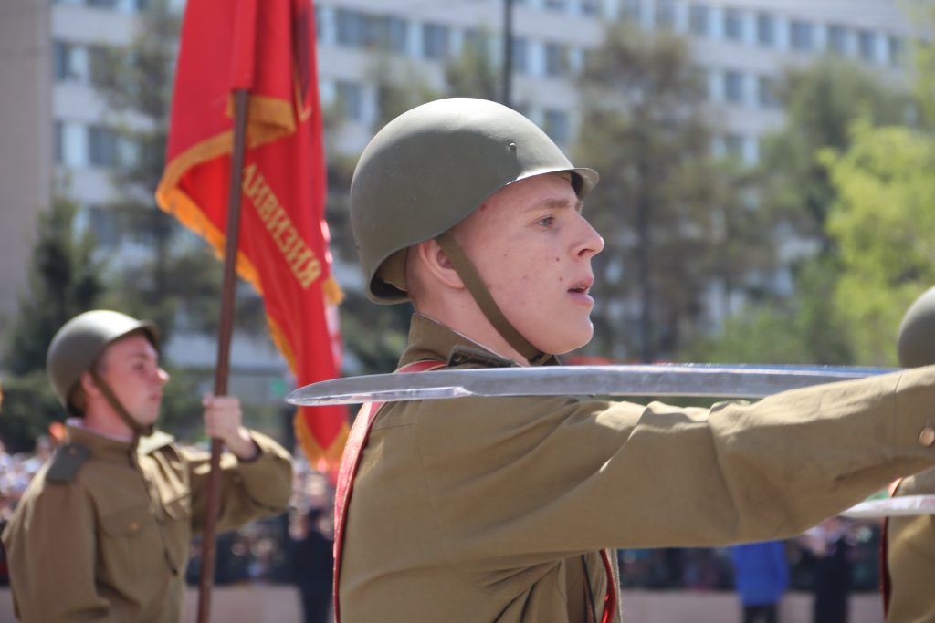 Военная мощь и праздничная атмосфера: фоторепортаж с парада Победы в Иркутске