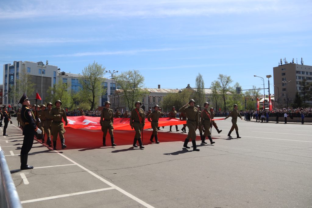Военная мощь и праздничная атмосфера: фоторепортаж с парада Победы в Иркутске
