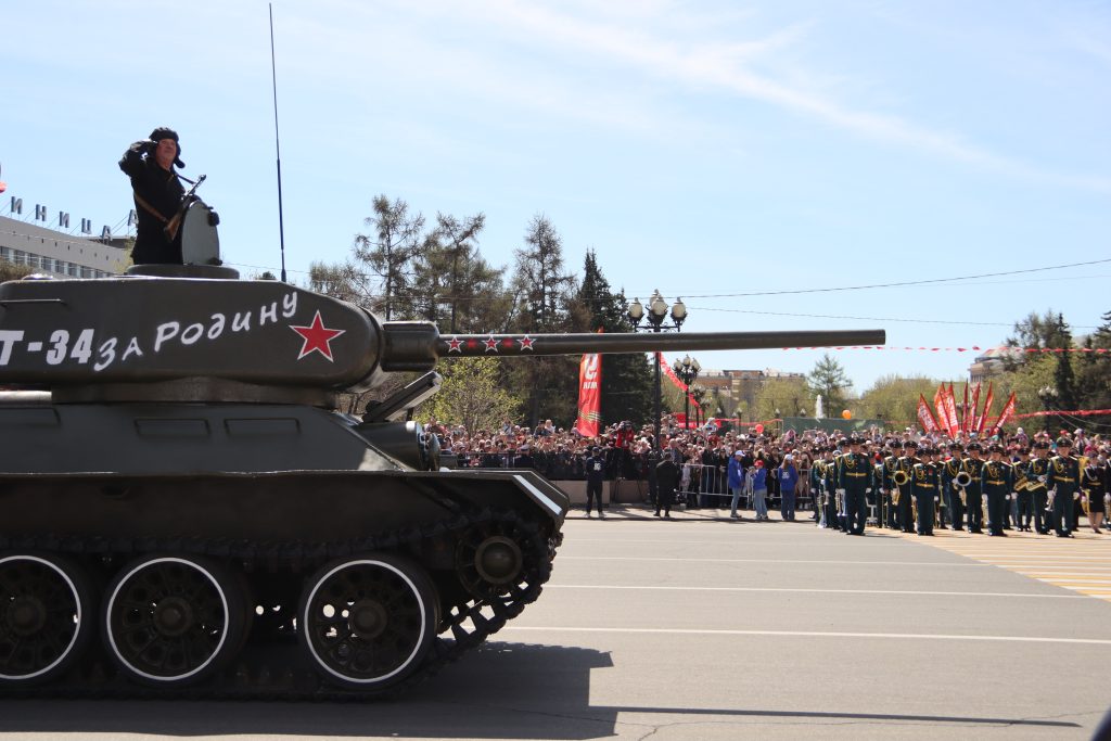 Военная мощь и праздничная атмосфера: фоторепортаж с парада Победы в Иркутске