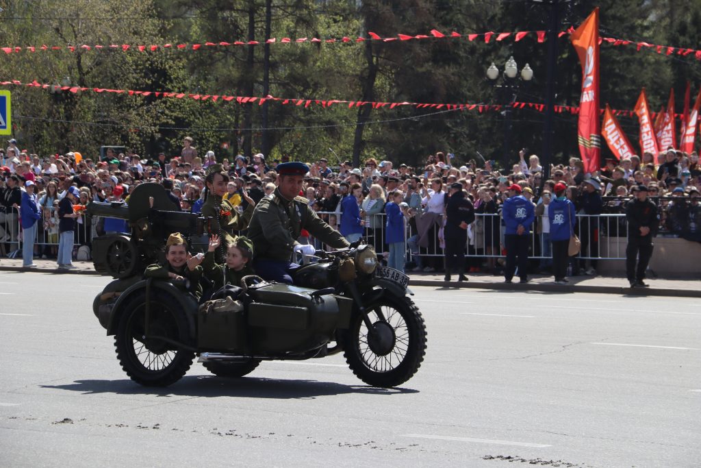 Военная мощь и праздничная атмосфера: фоторепортаж с парада Победы в Иркутске