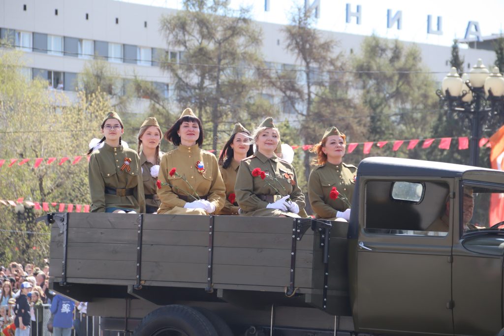 Военная мощь и праздничная атмосфера: фоторепортаж с парада Победы в Иркутске