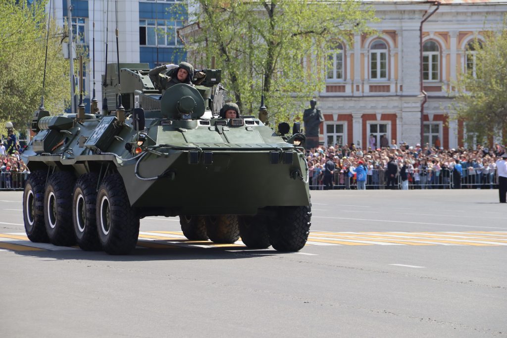 Военная мощь и праздничная атмосфера: фоторепортаж с парада Победы в Иркутске