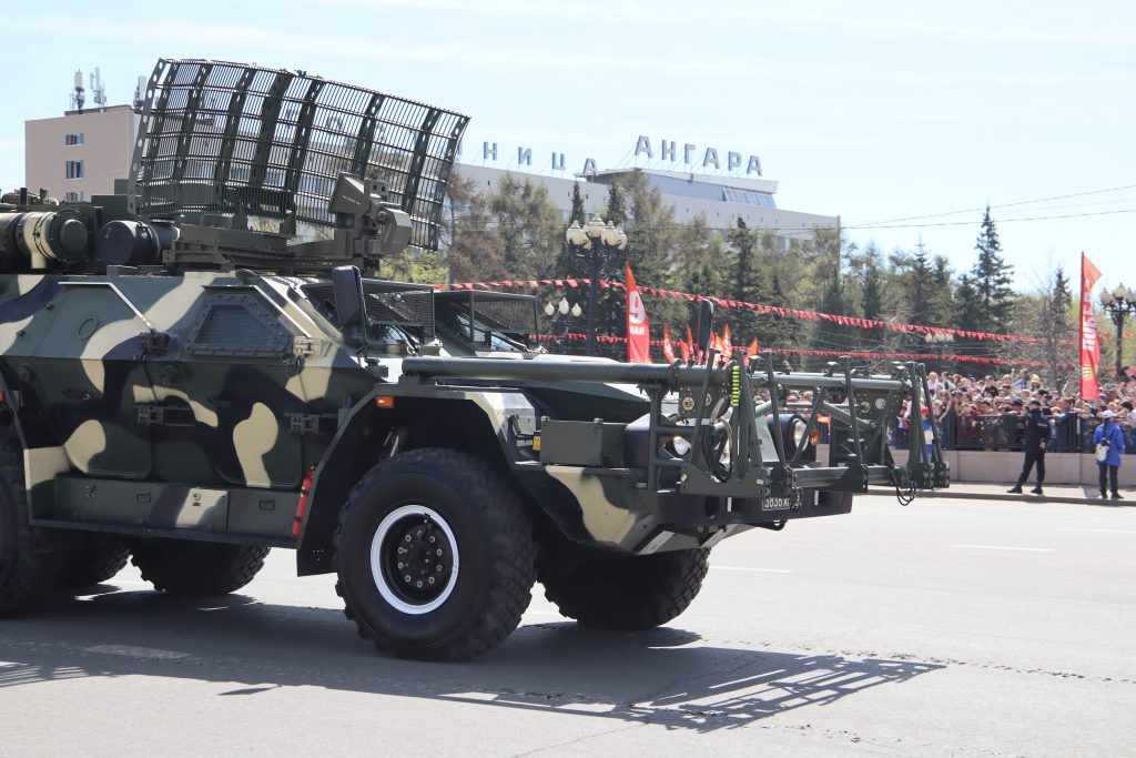Военная мощь и праздничная атмосфера: фоторепортаж с парада Победы в Иркутске