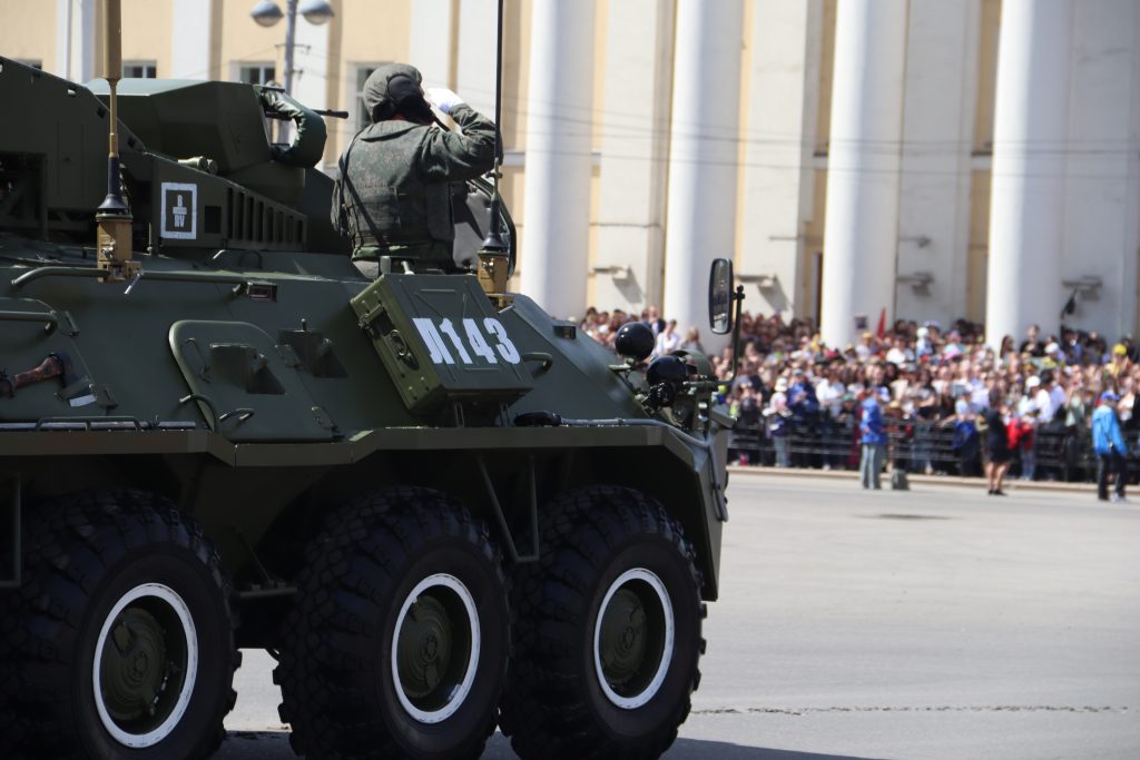Военная мощь и праздничная атмосфера: фоторепортаж с парада Победы в Иркутске